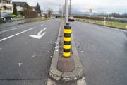 Der zerstörte Kandelaber in Hünenberg. (Bild: Zuger Strafverfolgungsbehörden)