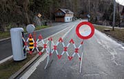 Die Axenstrasse ist am Dienstagnachmittag wegen eines Unfalls gesperrt. (Bild: Geri Holdener)