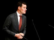 Pierre Maudet am Dienstagabend in Genf - seine Parteibasis sprach ihm ihr Vertrauen aus. (Bild: KEYSTONE/VALENTIN FLAURAUD)