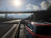 Zwischen Rotkreuz und Küssnacht fuhr ein Autolenker in die Leitplanke. (Bild: Zuger Polizei)