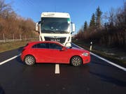 Der Lastwagen schob dieses Auto vor sich her. Verletzt wurde dabei niemand. (Bild: Zuger Polizei)