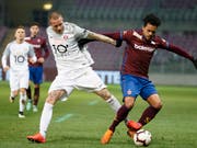 Michel Morganella (links) im Zweikampf mit Alexandre Alphonse im Challenge-League-Spiel zwischen Rapperswil-Jona und Servette (Bild: KEYSTONE/SALVATORE DI NOLFI)