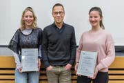 Die «Jugend debattiert»-Siegerinnen Cecilia Salzmann (links) und Olivia Inderbitzin mit Juror Matthias Hüppi. (Bild: Hanspeter Schiess)