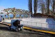 Die Eisarena und die Fondue-am-See-Beiz im Hintergrund. (Bild: Sandro Büchler)