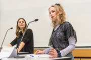 Cecilia Salzmann (rechts) während ihres Auftrittes. (Bild: Hanspeter Schiess)