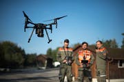 Zivilschützer werden zu professionellen Drohnenpiloten ausgebildet. (Bild: KEYSTONE/Gian Ehrenzeller)