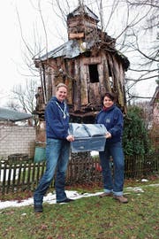 Cornelia Aregger-Schlegel (links) von der Materialstelle der Pfadiabteilung Alvier überreicht Claudia Doron von River of Hope ausgemusterte Kleider. (Bild: PD)