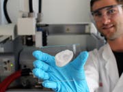 Eine Ohrmuschel aus dem 3D-Drucker. Fertig ist das Implantat damit noch nicht: Künftig sollen in diesem Grundgerüst Knorpelzellen wachsen. (Bild: Empa)