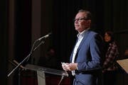 Stephan Reutimann, Allianzpräsident und Pfarrer spricht im Auholzsaal von Sulgen. (Bild: PD)