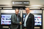 Roger Waser, Swisscom Area Manager Zentralschweiz (links), und Angelo Imholz, Geschäftsführer der Comdatanet in Altdorf, im neuen Swisscom-World-Shop . (Bild: PD, Altdorf, Januar 2019)