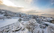 Am Freitag ganz in weiss, inzwischen wieder schneefrei: Blick auf die Stadt Zug. (Leserbild: Daniel Hegglin, 11. Januar 2019)
