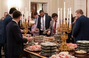 Spieler der Clemson University bedienen sich. (Bild: Chris Kleponis / EPA, Washington, 14. Januar 2019)