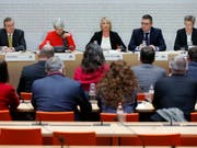 Expertinnen und Experten beantworten Fragen der Aussenpolitischen Kommission des Nationalrates zum Rahmenabkommen mit der EU. Die Anhörung öffentliche Anhörung dauerte drei Stunden. (Bild: KEYSTONE/PETER KLAUNZER)