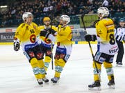 Berns schwedischer Verteidiger Calle Andersson (Nummer 55) avancierte mit je zwei Toren und Assists in Genf zum Matchwinner (Bild: KEYSTONE/SALVATORE DI NOLFI)