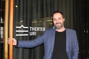 Michel Truniger, Leiter im Theater Uri, öffnet den Besuchern die Türe und stellt das neue Logo vor. (Bild: Markus Zwyssig (Altdorf, 15. Januar 2019))