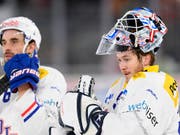 Dennis Saikkonen (rechts/im Dress von Kloten) wurde abermals von einem National-League-Klub als Aushilfs-Goalie geholt - diesmal von Biel (Bild: KEYSTONE/LAURENT GILLIERON)