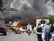 Feuer und Rauch steigt nach dem Anschlag vom Dienstag aus dem Gebäudekomplex des Hotels Dusit in Nairobi. (Bild: Keystone/AP/KHALIL SENOSI)