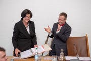 Gallus Hufenus (SP) übergibt das Präsidium des Stadtparlaments an seine Nachfolgerin Barbara Frei (FDP). (Bild: Urs Bucher - 15. Januar 2019)