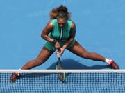 Eigenwilliges Outfit: Serena Williams im grünen Einteiler und mit Kompressionsstrümpfen (Bild: KEYSTONE/EPA AAP/HAMISH BLAIR)