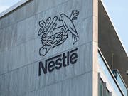 Nestlé will weniger Plastikverpackung: So soll etwa Nesquik-Kakao in Papiertüten angeboten werden. (Bild: KEYSTONE/GAETAN BALLY)