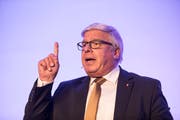 Peter Föhn bei einer Podiumsdiskussion über die Selbstbestimmungsinitiative im Casino Luzern. (Bild: Manuela Jans-Koch, 8. November 2018)