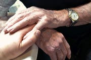 Weniger Menschen in der Schweiz nutzen die Dienste einer Sterbehilfeorganisation. (Bild: Getty)