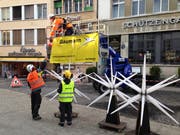 Demontage der Weihnachtssterne am Dienstagnachmittag zuunterst in der Neugasse. (Bild: Reto Voneschen - 15. Januar 2019)