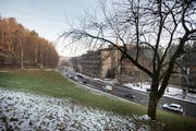 Der Bauplatz fürs neue Alterszentrum Riethüsli. Ennet der Strasse befinden sich die Gebäude der GBS. (Bild: Ralph Ribi - 18. Dezember 2018)