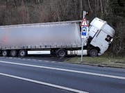 Nach dem Mittag konnte die Bergung des Lastwagens an die Hand genommen werden. Leserbild Bote der Urschweiz