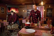 Joël (links) und Cédric Odermatt treffen Vorbereitungen für den Abend. (Bilder: Corinne Glanzmann (Buochs, 9. Januar 2019))