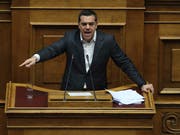 Der griechische Regierungschef Alexis Tsipras hat seine Mazedonien-Politik vor dem Parlament verteidigt. (Bild: KEYSTONE/AP/PETROS GIANNAKOURIS)