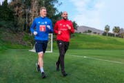 Nach dem Geburtstags-Intermezzo mit Mannschaft, Trainern und dem gesamten Staff ging der leicht verletzte Mittelfeldspieler Marvin Schulz (links) mit Sportphysiotherapeut Marco Dobler joggen. (Bild: Martin Meienberger/Freshfocus (Mijas/Marbella, 15. Januar 2019))