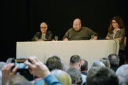 Gemeindepräsidentin Elisabeth Engel und Herausforderin Cornelia Büchi umrahmen Moderator Mathias Frei. (Bild: Rahel Haag)