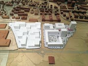 Das Modell zeigt die Umrisse der Gebäude, die künftig auf dem Gebiet Unterfeld Süd (rechts im Bild) entstehen werden. Links im Bild ist das Unterfeld Nord zu sehen. (Bild: Rahel Hug (Baar, 14. Januar 2019))