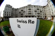 Der Swiss Re Hauptsitz in Zürich. (Bild: Steffen Schmid / Keystone)