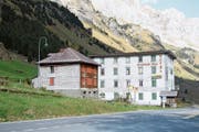 Ein Glarner Unternehmen präsentiert konkrete Pläne für das Hotel Tell. Der Besitzer wurde nicht kontaktiert. (Bild: bar (Urnerboden, 10. Oktober 2018))