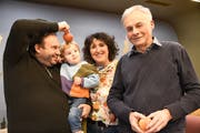 Florian Rexer mit Sohn Oscar, Claudia Niklaus und Heinrich Roth planen eine Tell-Aufführung. (Bild: Rita Kohn)