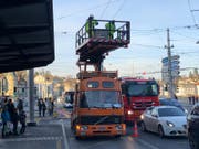 Die Mechaniker der VBL kümmern sich um die runtergerissenen Fahrleitungen. (Bilder: Janick Wetterwald (16. Januar 2019))