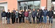 Die Kandidaten der SVP für den Gemeinderat im Gruppenbild: Damjan Mitrovic,Ivan Semeraro, Michaela Alemanno, Georg Schulthess, Judith Ricklin, Yvonne Hartmann, Ursula Salamina, Beatrice Denz, Barbara Hummel, Hansjörg Gremlich, Séverine Schindler, Fabian Neuweiler, Irene Herzog, Daniel Lauber, Daniel Müller und Stefan Reichmuth. (Bild: PD)