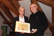 Gemeindepräsident Urs Kälin (links) überreicht Heinz Keller die Altdorfer Medaille und eine Urkunde. (Bild: Markus Zwyssig, Altdorf, 16. Januar 2018)