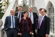 Die aktuelle Obwaldner Regierung seit den Wahlen im April 2018 mit Landschreiberin Nicole Frunz Wallimann (hinten, verdeckt). (Bild: Izedin Arnautovic)