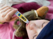 Kleinkinder sind derzeit besonders stark von Grippe betroffen. (Bild: KEYSTONE/GAETAN BALLY)