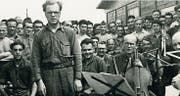 Im Kriegsgefangenenlager schrieb er ein Quartett für das Ende aller Zeit: Olivier Messiaen, mit Cellist Etienne Pasquier und Zuhörern. (Bild: PD)
