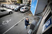 Kriens hat auf das Jahr 2019 die Parkgebühren erhöht. Zu sehen sind die inzwischen nicht mehr bestehenden Parkplätze hinter dem Gemeindehaus. (Archivbild: Pius Amrein)