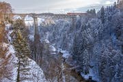 Ein Zug der Schweizerischen Südostbahnen (SOB) fährt über den Sitterviadukt. (Leserbild: Hans-Dieter Zimmermann - 15. Januar 2017)