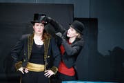 Viviane Borsos (links) und Giannina Masüger begeistern die Zuschauer in der Hofmatt. (Bild: Stefan Kaiser (Oberägeri, 16. Januar 2019))