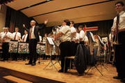 Das Orchester mit Dirigent Roman Schnelli. (Bild: Fynn Wohlgensinger)