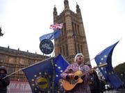 Brexit-Gegner demonstrieren am Mittwoch vor dem britischen Unterhaus in London für den Verbleib Grossbritanniens in der EU. Unterdessen debattieren die Abgeordneten über einen Misstrauensantrag gegen Premierministerin Theresa May. (Bild: KEYSTONE/EPA/NEIL HALL)