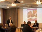 Stadtparteipräsident Beda Stähelin begrüsst Elsbeth Aepli und Christian Lohr. (Bild: PD)