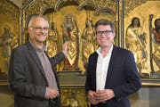 Projektleiter Guido Estermann (rechts) und Realisator Urs-Beat Frei am Kulturpunkt «Beinhaus St. Anna, Baar». (Bild: PD / Thomas Müller)